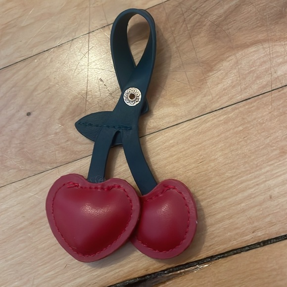 Leather cherry keychain - Picture 2 of 3